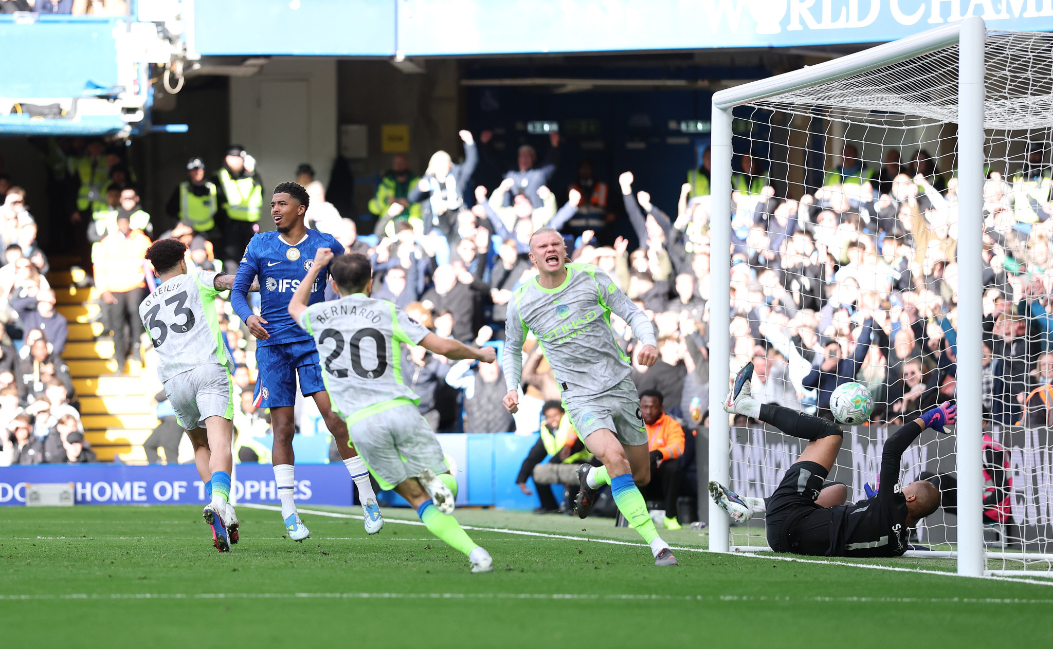 Η Μάντσεστερ Σίτι έκανε περίπατο κόντρα στην Τσέλσι και η Premier League παίρνει «φωτιά»