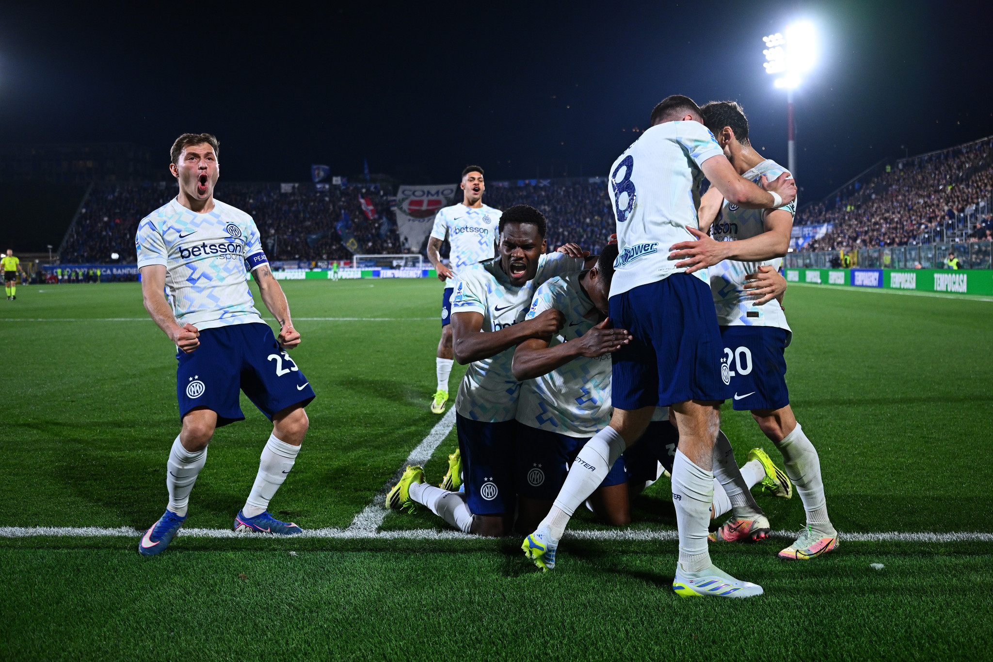 Μυθική ανατροπή για την «επτάψυχη» Ίντερ στο Κόμο που αγκαλιάζει το «σκουντέτο»