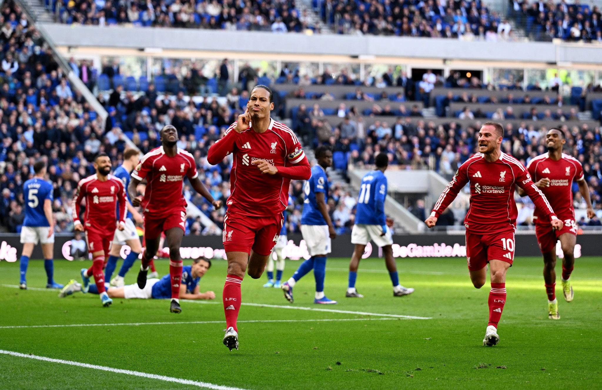 Το Μερσεϊσάιντ είναι κόκκινο: Η Λίβερπουλ «άλωσε» την έδρα της Έβερτον με γκολ του Φαν Ντάικ στο φινάλε