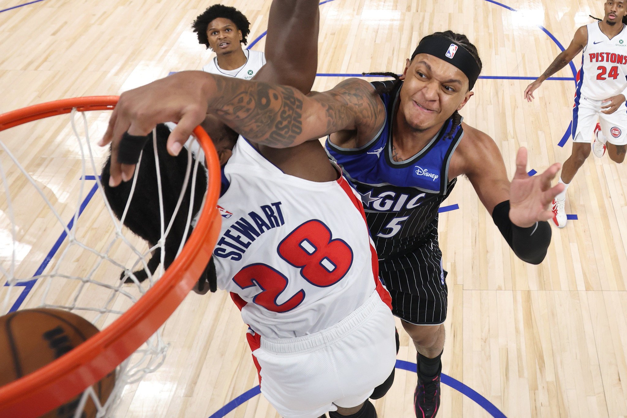 Πήραν το «θρίλερ» και... το κεφάλι στη σειρά οι Μάτζικ κόντρα στους Πίστονς