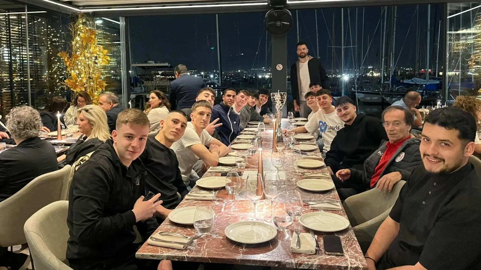 Ο Άλεκ Πίτερς έκανε το τραπέζι στους πρωταθλητές Εφήβους του Ολυμπιακού