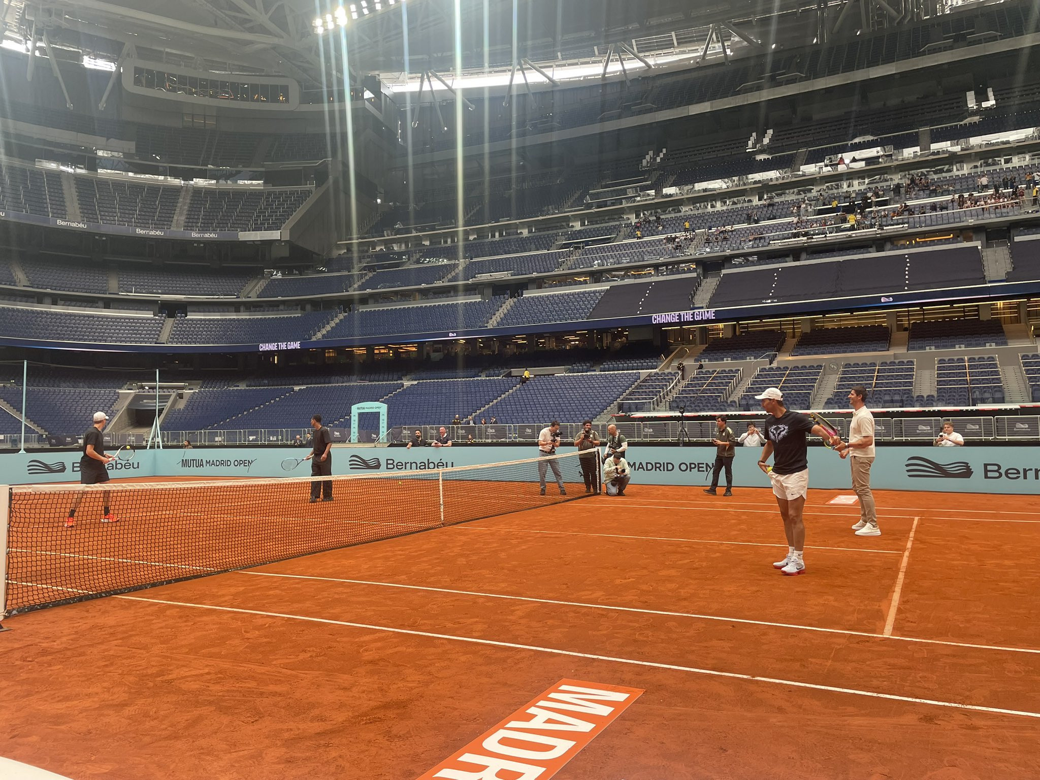 Μπέλιγχαμ και Κουρτουά έπαιξαν τένις στο Μπερναμπέου με... διαιτητή τον Φλορεντίνο Πέρεθ (video)