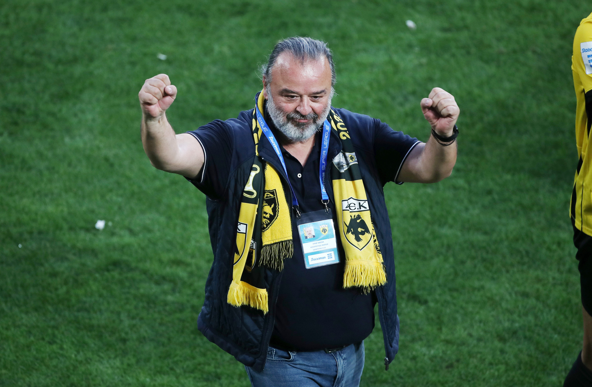 Ο Μάριος Ηλιόπουλος μέσα στο γήπεδο στα τελευταία λεπτά του ΑΕΚ - ΠΑΟΚ (video)