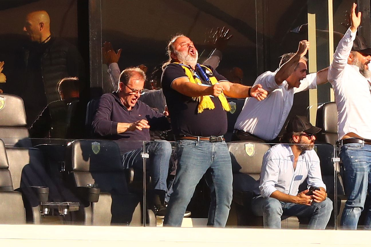 Ο Ηλιόπουλος πανηγύρισε έξαλλα το προβάδισμα της ΑΕΚ κόντρα στον ΠΑΟΚ (photos)