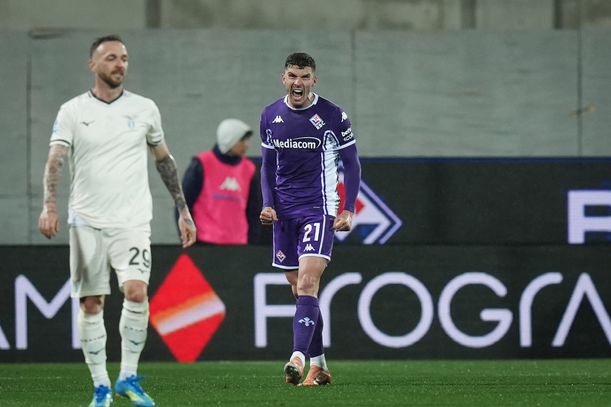 Η Φιορεντίνα πήρε νίκη... χρυσάφι κόντρα στη Λάτσιο και έκανε αποφασιστικό βήμα για την παραμονή