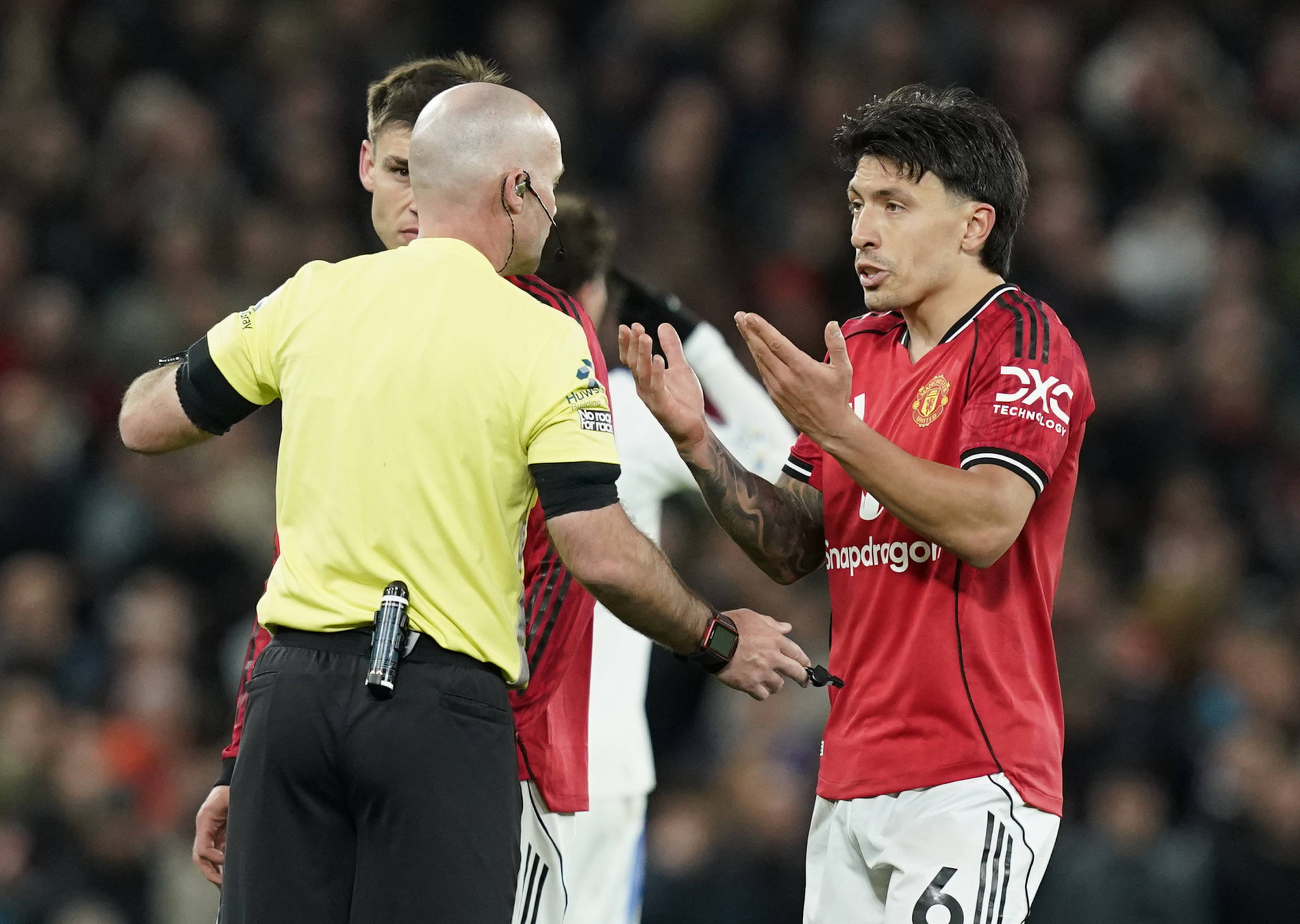 Σάλος και διχογνωμία στην Αγγλία για την αποβολή του Μαρτίνες - Έξαλλος ο Σίρερ, «υπέρμαχος» ο Γουέμπ