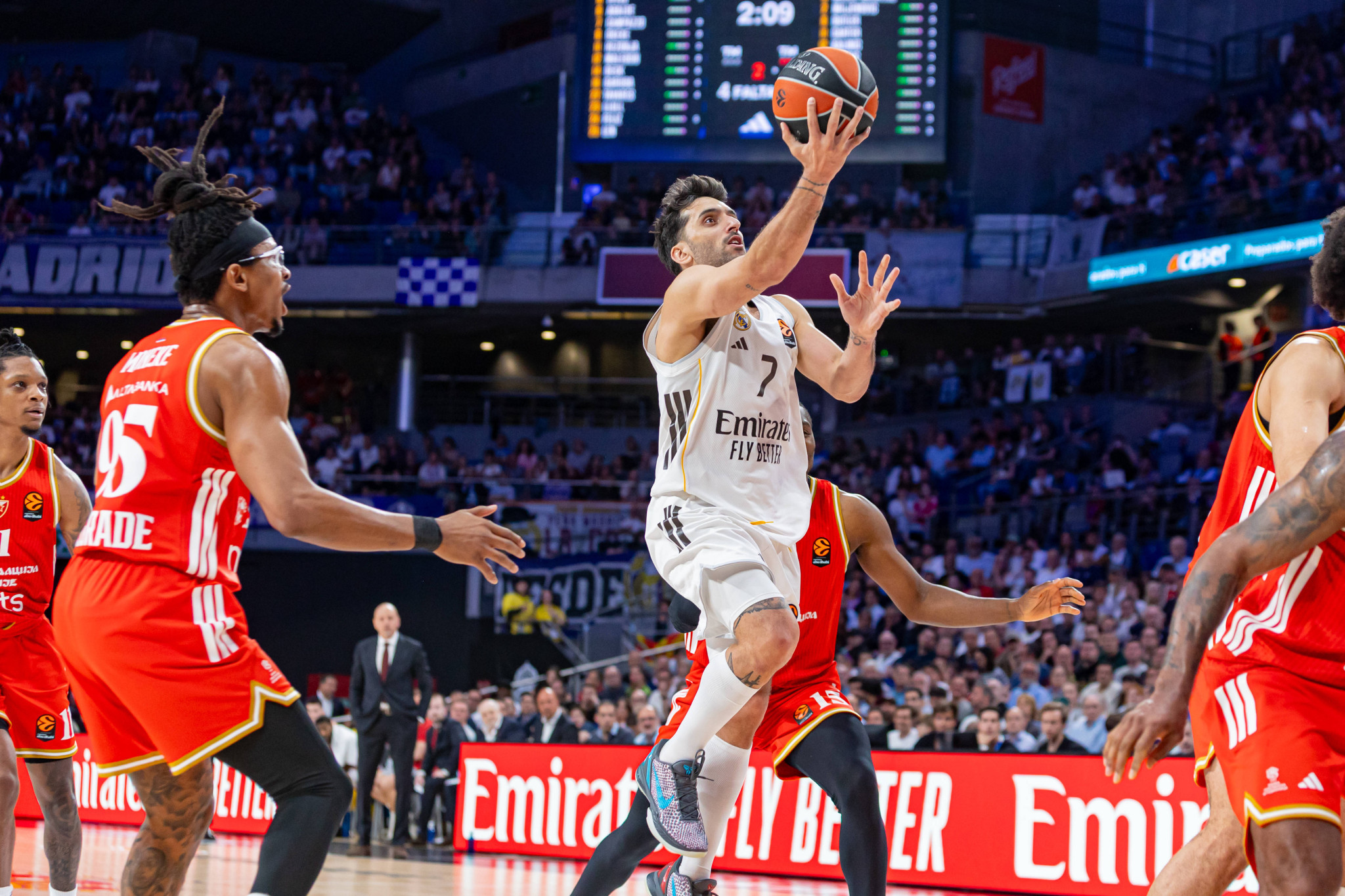 Ο Καμπάτσο «χόρεψε» τον Ερυθρό Αστέρα και η Ρεάλ Μαδρίτης «κλείδωσε» το πλεονέκτημα έδρας