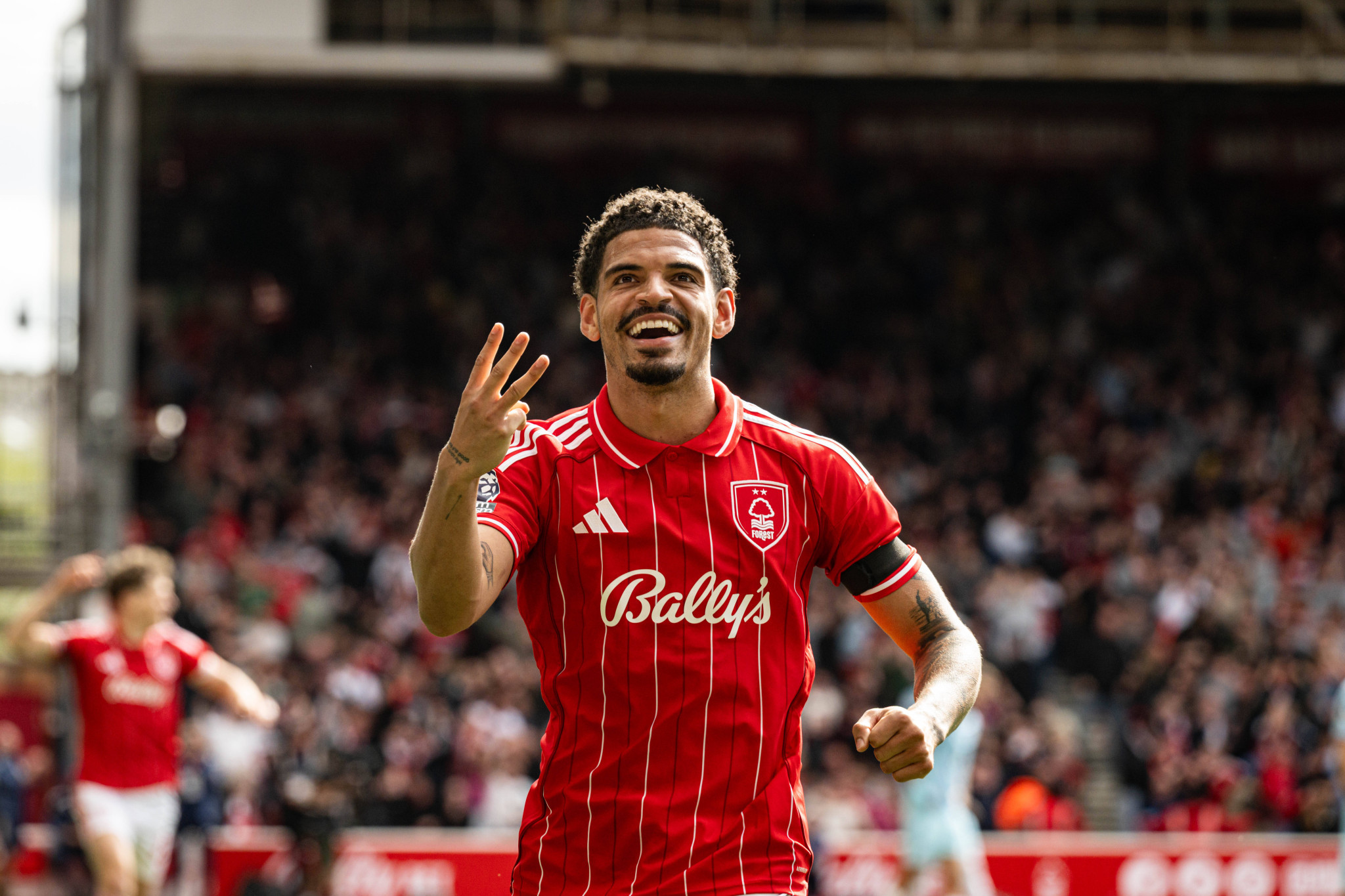 Με χατ τρικ του απίθανου Γκιμπς Ουάιτ η Νότιγχαμ νίκησε την Μπέρνλι και έκανε «άλμα» παραμονής