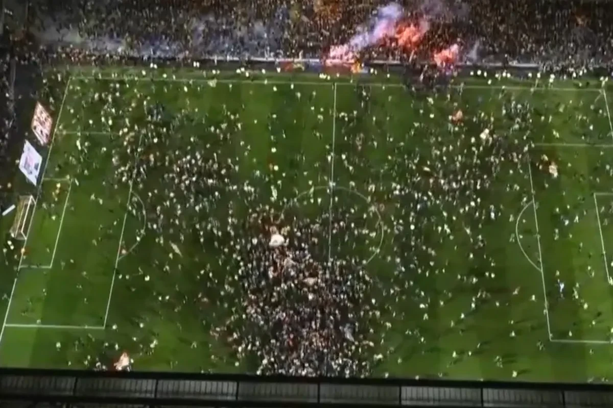 Tρέλα στο Λανς για την πρόκριση στον τελικό του Κυπέλλου Γαλλίας - Οι οπαδοί μπήκαν στο γήπεδο (video)