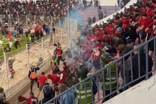 Χαμός σε αγώνα στο Μαρόκο: Εισβολή οπαδών στον ημιτελικό του CAF Confederation Cup (video)