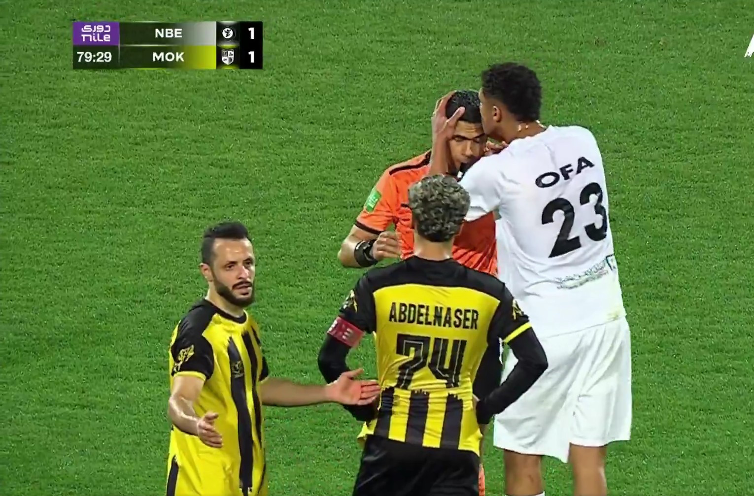 Επίθεση... αγάπης σε διαιτητή μετά την κατακύρωση γκολ μέσω VAR (video)