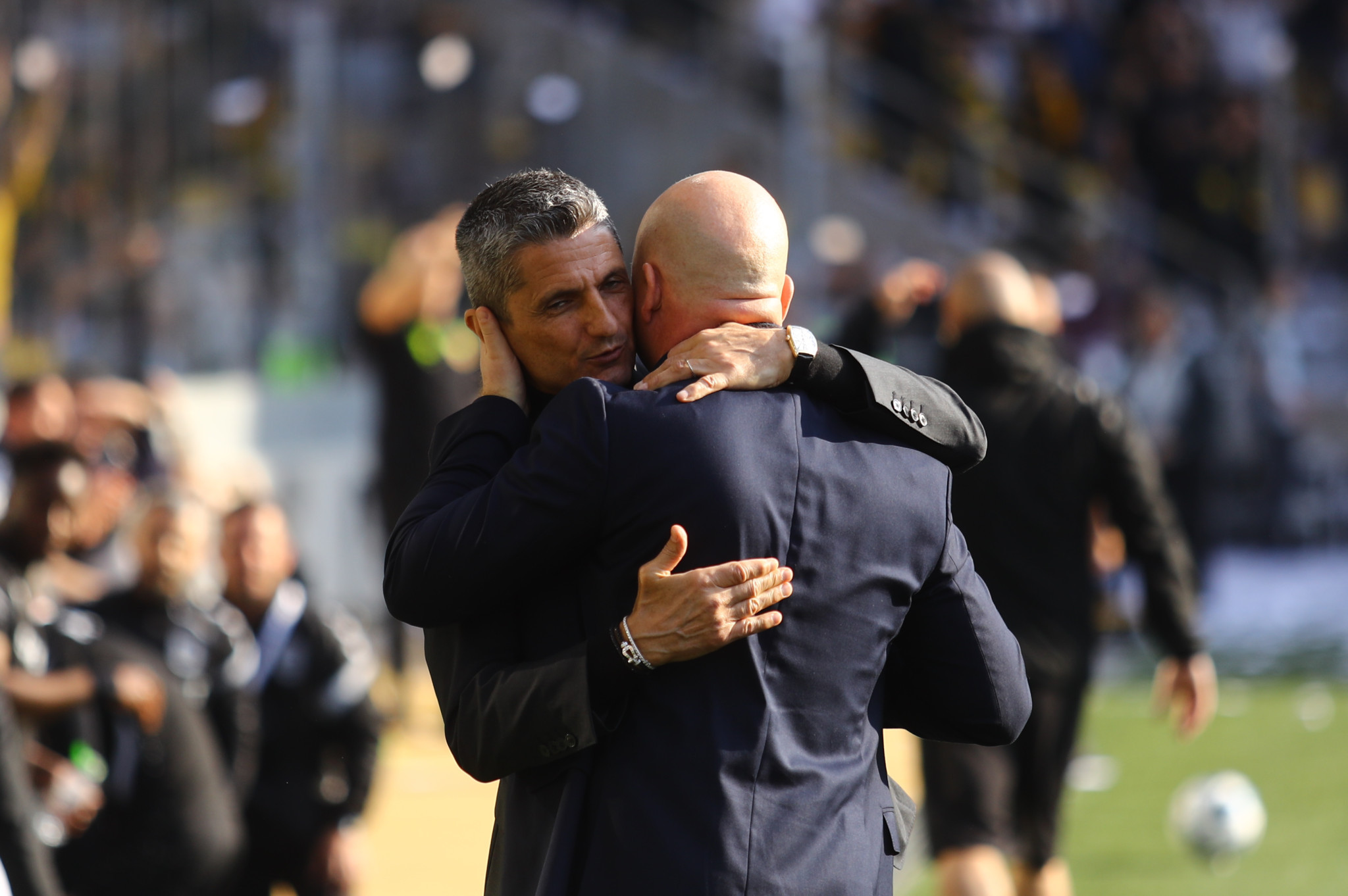 Ο Νίκολιτς αγκάλιασε τον Λουτσέσκου πριν το ΑΕΚ-ΠΑΟΚ, συλλυπητήρια για τον θάνατο του πατέρα του (video)