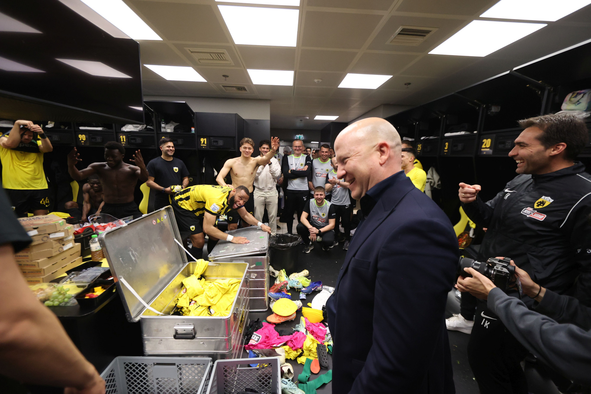 Χαμός στα αποδυτήρια της ΑΕΚ μετά τη νίκη τίτλου κόντρα στον ΠΑΟΚ! (photos)