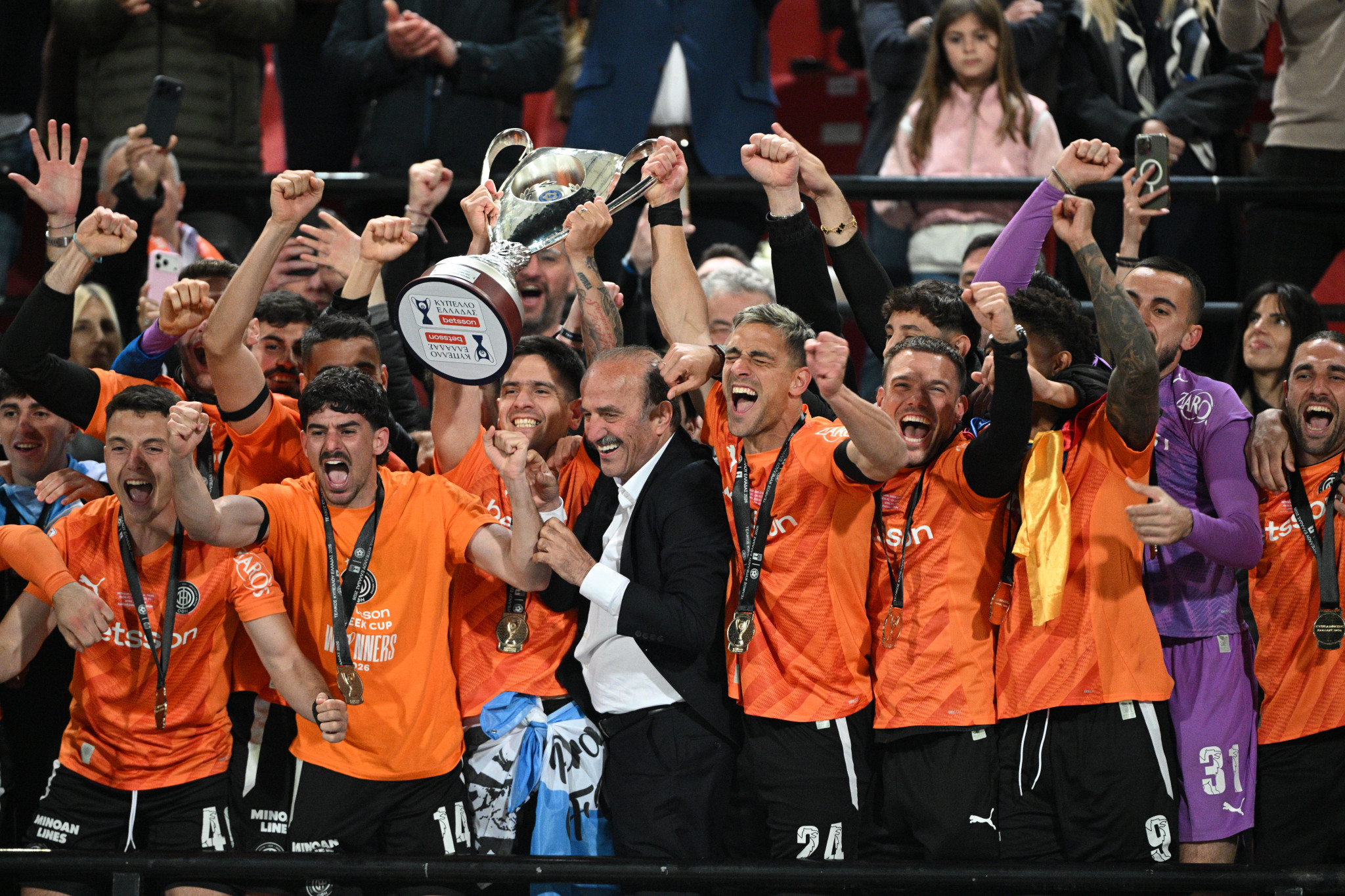 Η απονομή του τροπαίου στην κυπελλούχο ΟΦΗ (video)