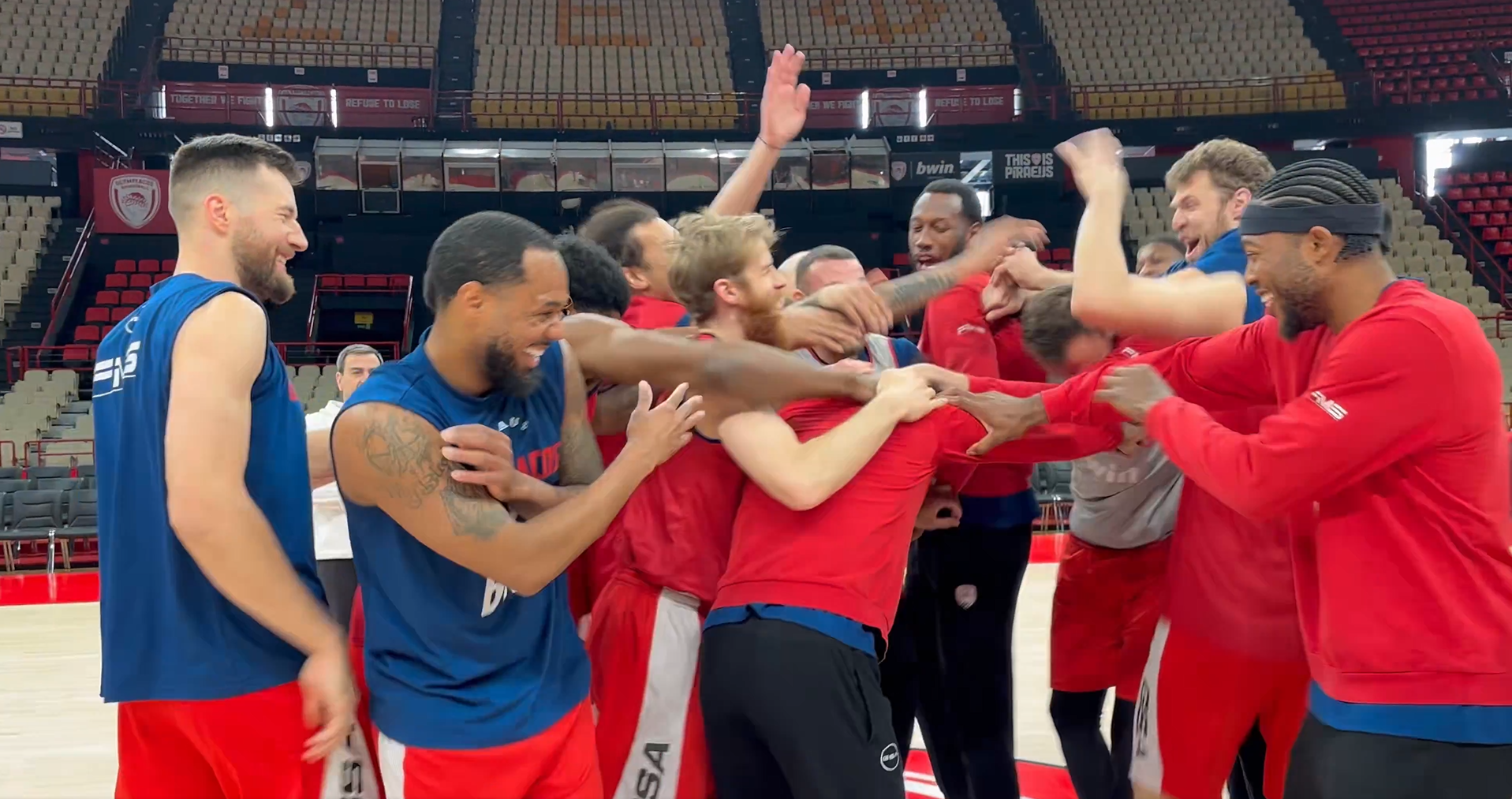 Χαμός στο ΣΕΦ: Η στιγμή όπου οι παίκτες του Ολυμπιακού μαθαίνουν για τη βράβευσή τους από την EuroLeague (video)