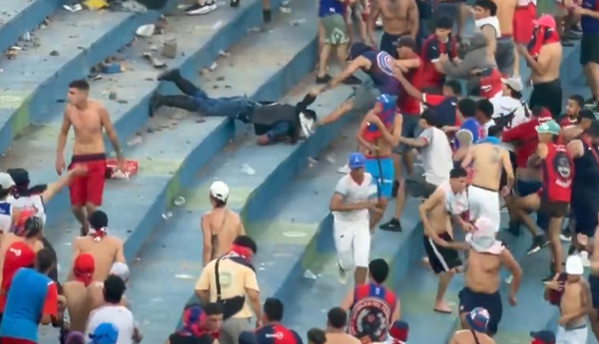 Φοβερά επεισόδια σε ντέρμπι της Παραγουάης: Οπαδοί έκλεψαν ασπίδα αστυνομικού και έπεσαν σφαίρες καουτσούκ (videos)