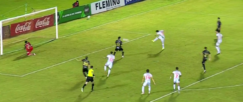 Απίθανο γκολ στην Παραγουάη: Σκόραρε με το... πρόσωπο μετά από διώξιμο σε χαμένο πέναλτι (video)