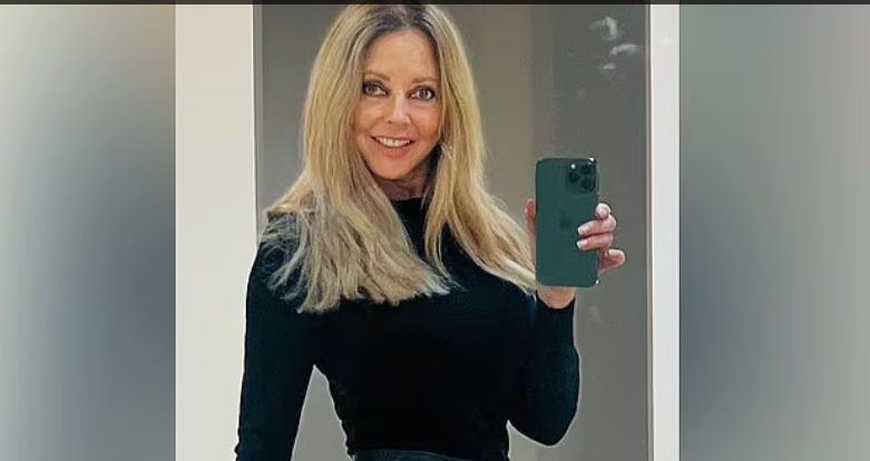 «Έχει ανοιχτή σχέση με πολλούς, είναι καλό κορίτσι» - Μικρόφωνα ξεχάστηκαν ανοιχτά σε live σύνδεση και εξέθεσαν παρουσιάστρια (video)