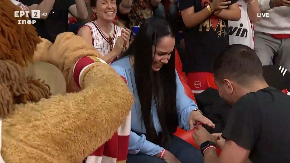 Πρόταση γάμου στο ΣΕΦ (VIDEO)