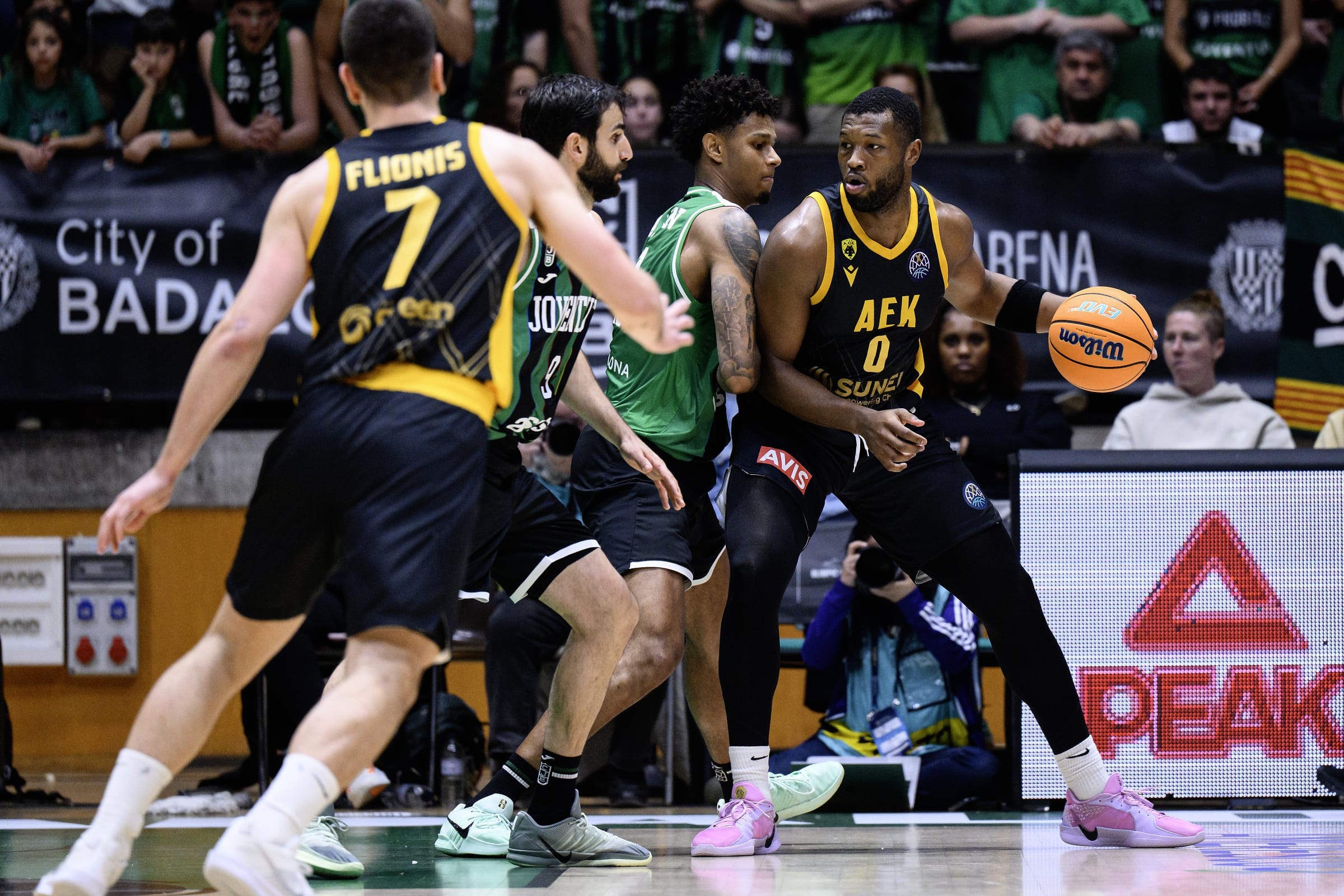 Έτσι «καθάρισαν» τον Γκρέι στο Game 2 της ΑΕΚ με τη Μπανταλόνα (video)