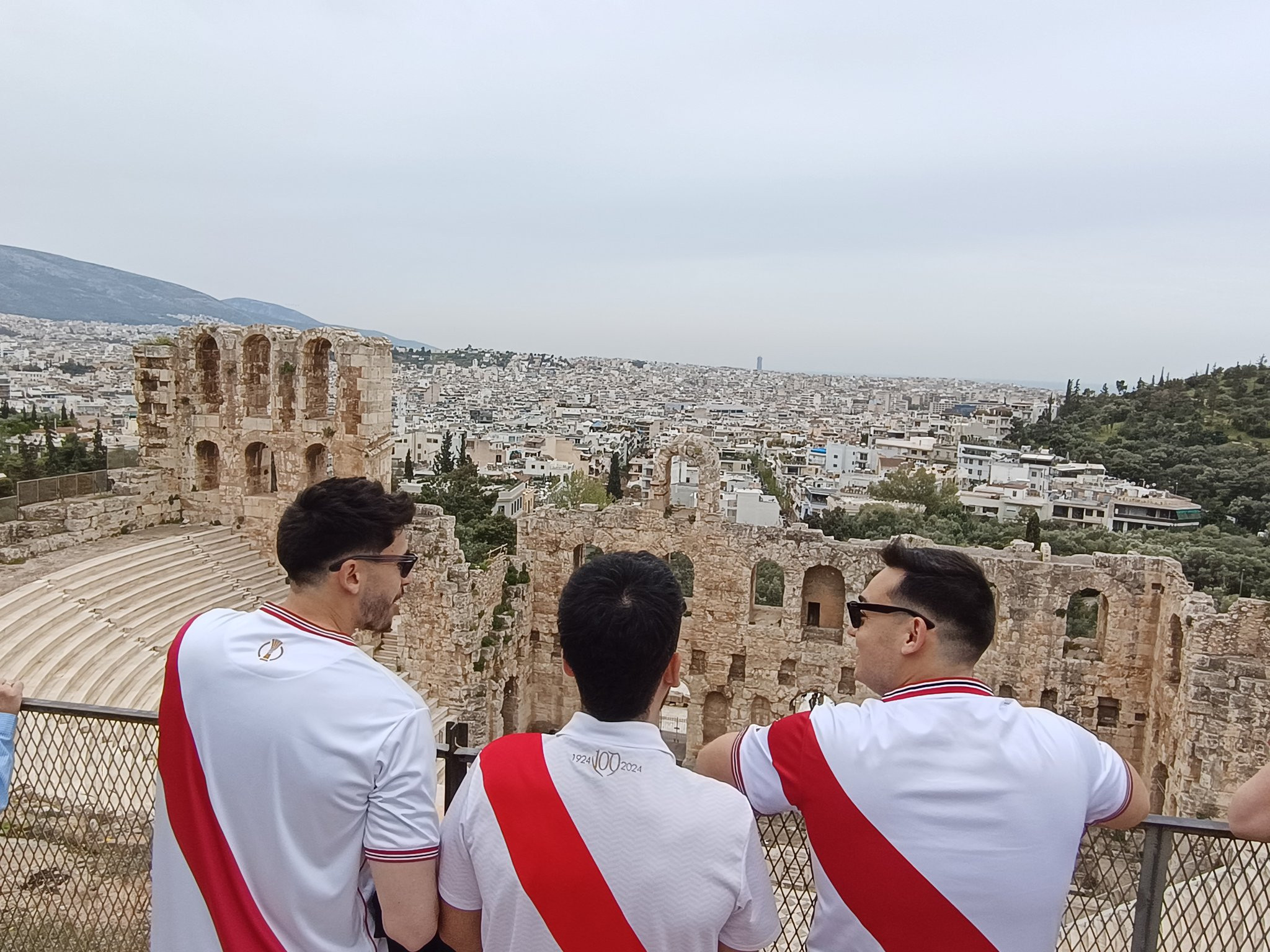 Στην Ακρόπολη πριν από την «Allwyn Arena» οπαδοί της Ράγιο Βαγιεκάνο