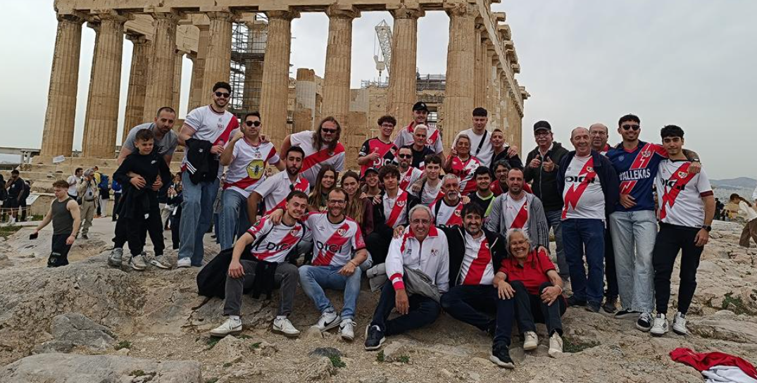 Στην Ακρόπολη πριν από την «Allwyn Arena» οπαδοί της Ράγιο Βαγιεκάνο (video)