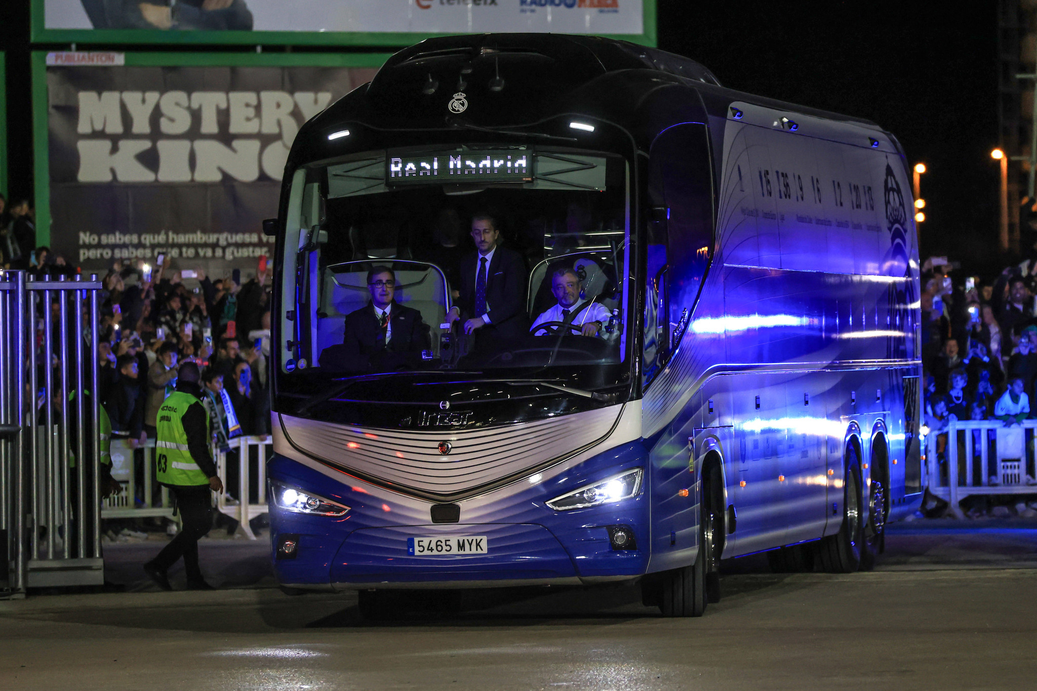 Δεν τους άφησαν να κοιμηθούν: Οπαδοί της Μπάγερν ξύπνησαν τους παίκτες της Ρεάλ με πυροτεχνήματα (video)