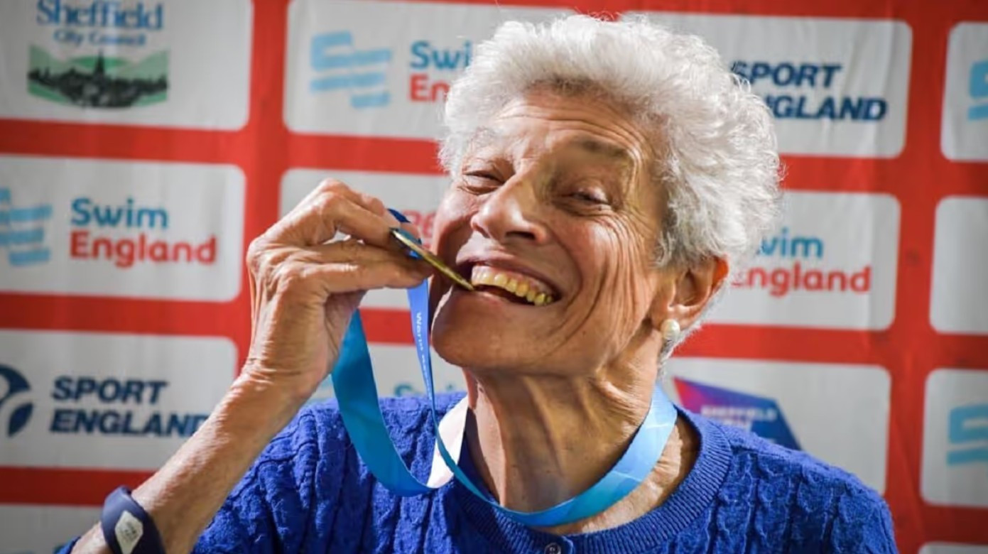 Έχει 11 δισέγγονα και πάνω από 100 ρεκόρ στην κολύμβηση - Η απίθανη ιστορία της 95χρονης Τζέιν Άσερ