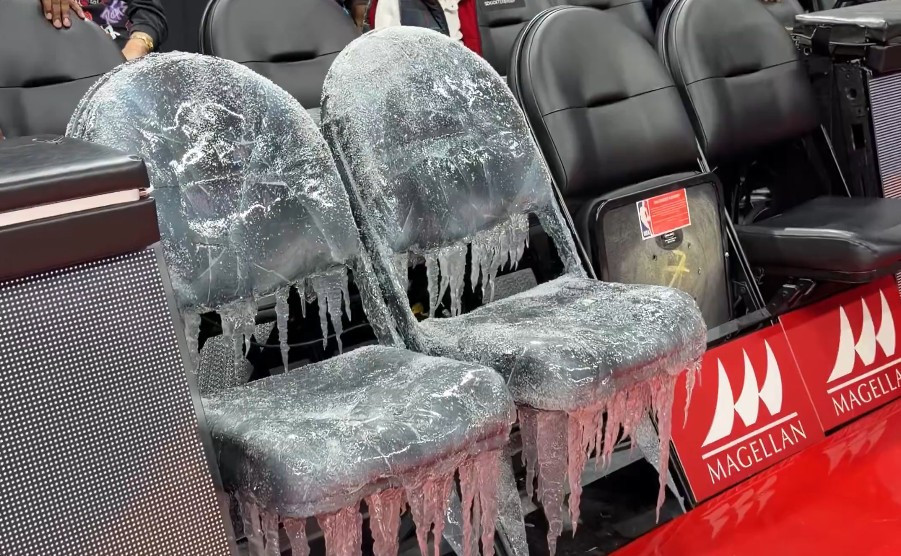 Ο Drake έκανε προμόσιον το νέου του άλμπουμ με δύο παγωμένες καρέκλες στο ματς των Ράπτορς (video)