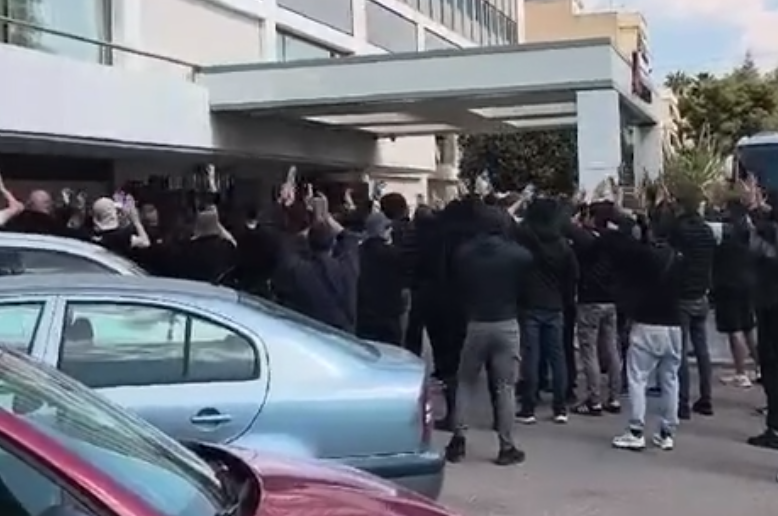 Οπαδοί του ΠΑΟΚ αποθέωσαν την αποστολή στο ξενοδοχείο πριν το ντέρμπι με την ΑΕΚ (video)