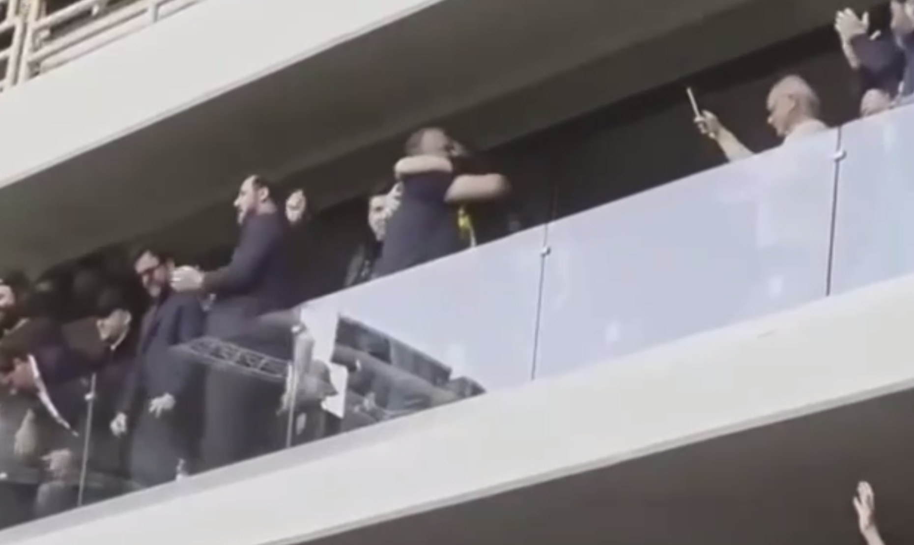 Οι έξαλλοι πανηγυρισμοί του Μάριου Ηλιόπουλου μετά το 3-0 επί του ΠΑΟΚ