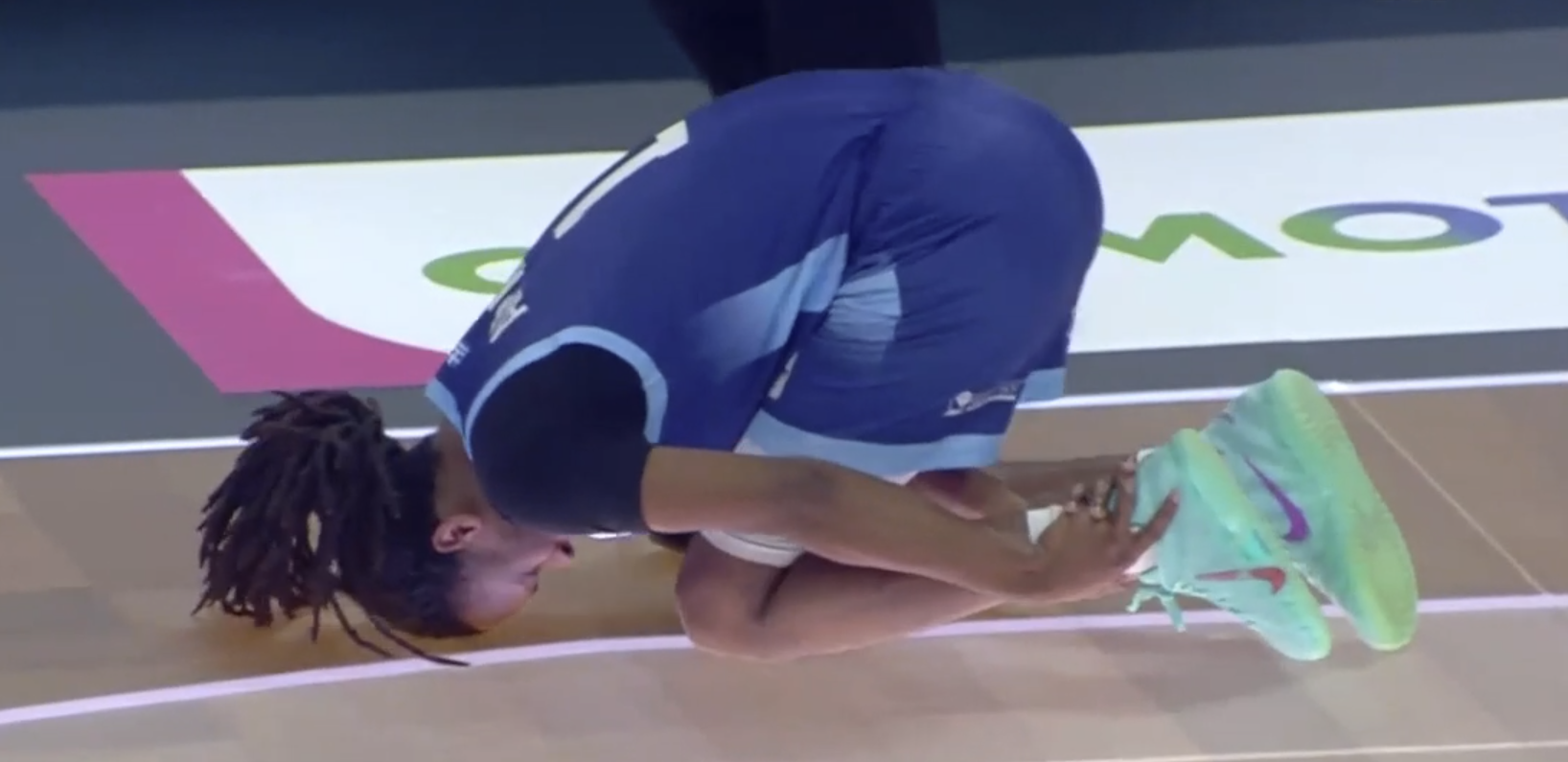 Αποχώρησε υποβασταζόμενος ο Άπλμπι, πάτησε στο πόδι του διαιτητή και γύρισε τον αστράγαλο του (video)