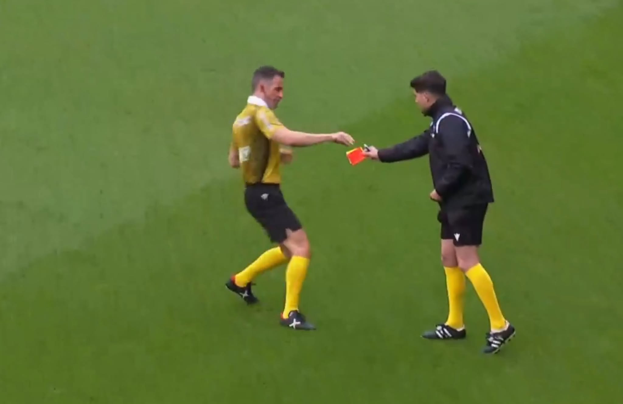 Διαιτητής ξέχασε τις κάρτες και το... θυμήθηκε στο 22ο λεπτό του αγώνα! (video)