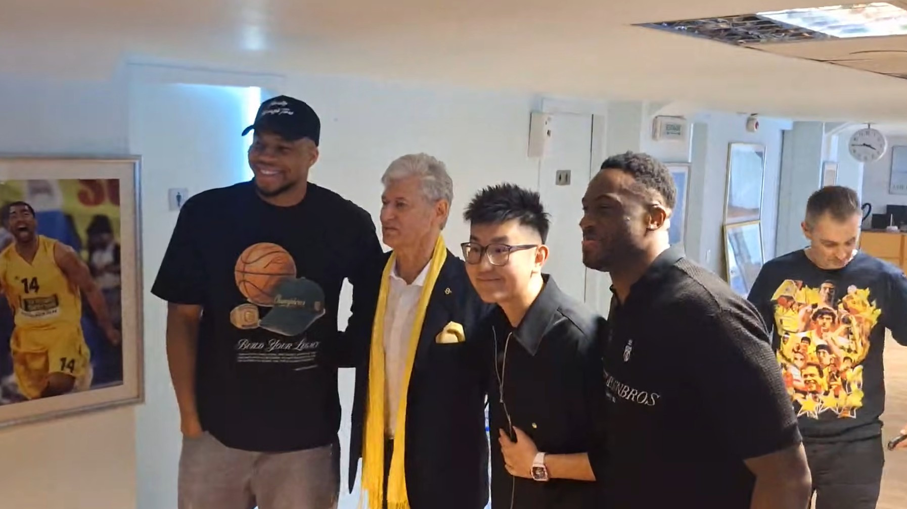 Αποθέωση για Γιάννη και Σιαο που έφτασαν μαζί - Το βίντεο του Athletiko