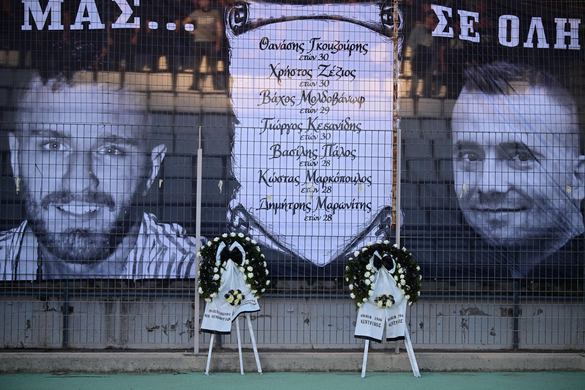 Ανατριχιαστική στιγμή: Οπαδοί του ΟΦΗ κατέθεσαν στεφάνια στη μνήμη των αδικοχαμένων φίλων του ΠΑΟΚ (video)