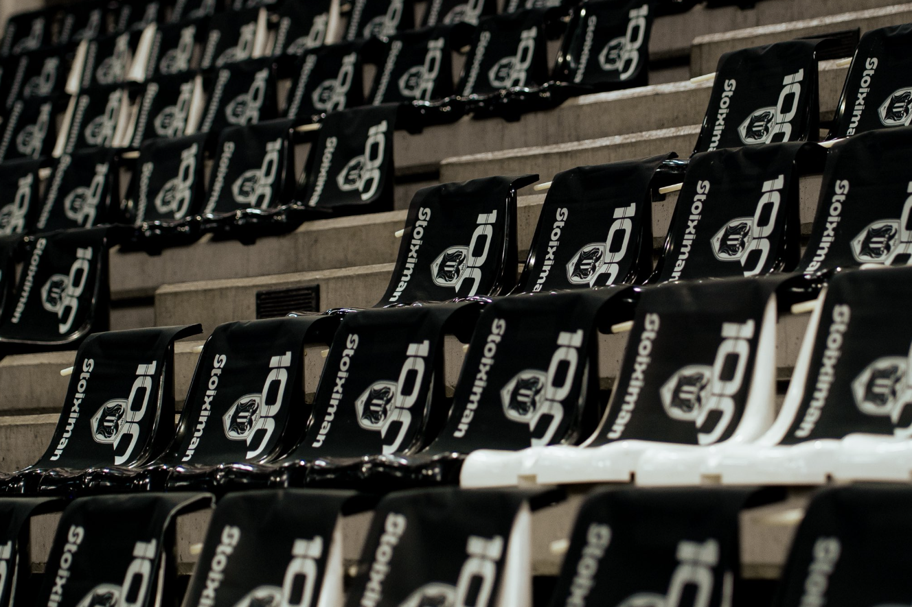 Η «PAOK Sports Arena» γέμισε σημαίες για τα 100 χρόνια του ΠΑΟΚ πριν το ντέρμπι με τον Άρη