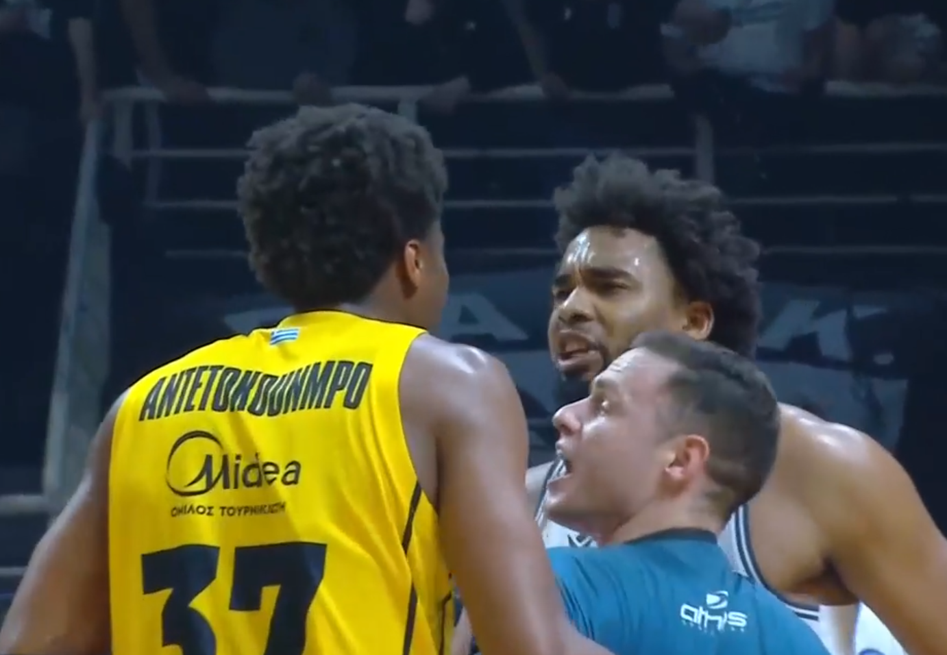 Άναψαν τα αίματα μεταξύ Αντετοκούνμπο και Μουρ στο ΠΑΟΚ - Άρης (video)