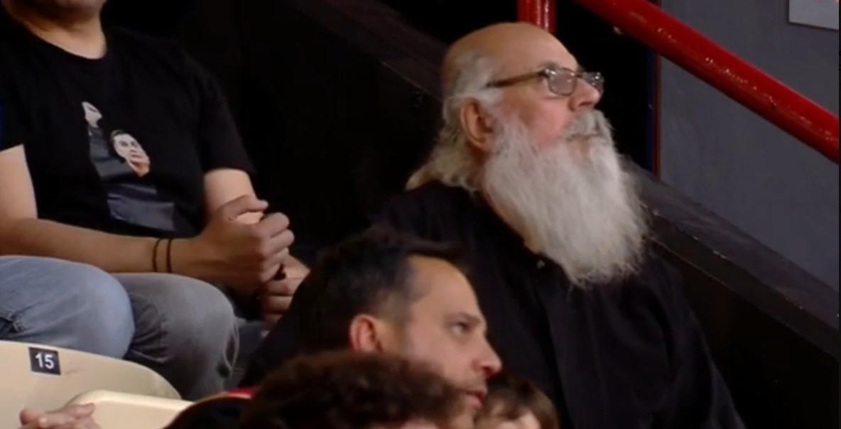 Η Μεγάλη Εβδομάδα συνεχίστηκε... στο ΣΕΦ: Παπάς άφησε την εκκλησία για να δει το ματς του Ολυμπιακού