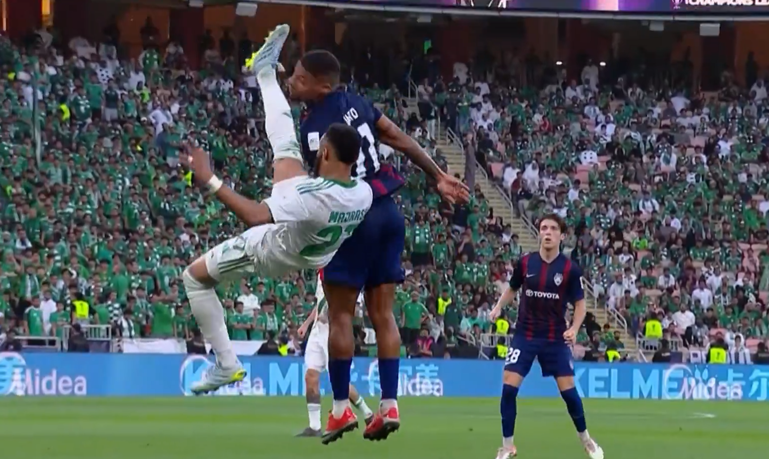 Σοκ με πρώην παίκτη του ΠΑΟΚ: Δέχθηκε κλωτσιά στο κεφάλι κι έπεσε αναίσθητος μέσα στο γήπεδο (video)