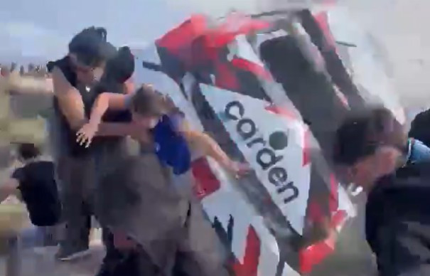 Σοκαριστικές εικόνες: Οδηγός ράλι έχασε τον έλεγχο, το πλήθος ούρλιαζε - Ένας νεκρός (video)