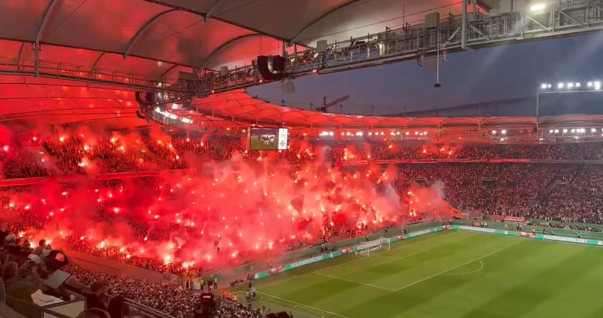Οι οπαδοί της Στουτγάρδης έβαλαν... φωτιά στο γήπεδο και δημιούργησαν απίθανη ατμόσφαιρα (video)