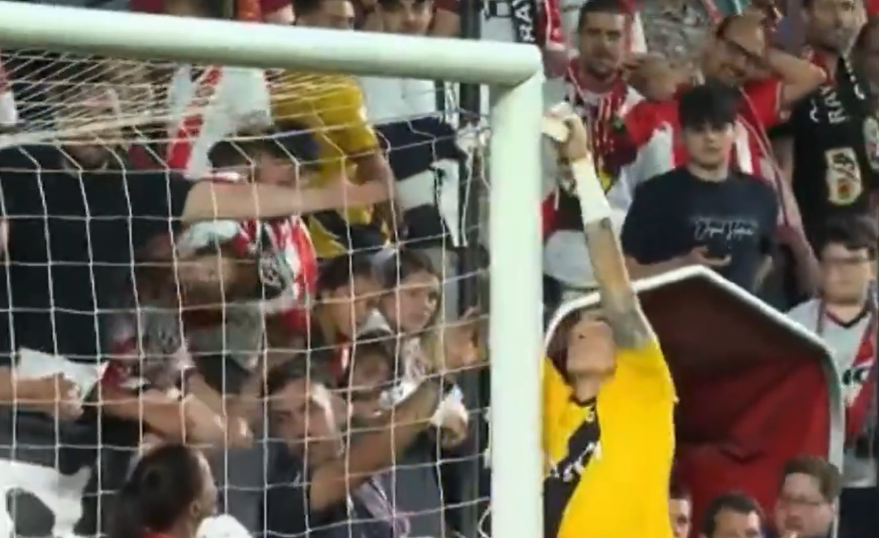 Μήπως είναι όντως «κοτέτσι»; Ο τερματοφύλακας της Ράγιο έδεσε με ταινία τα δίχτυα στο τέρμα του (video)