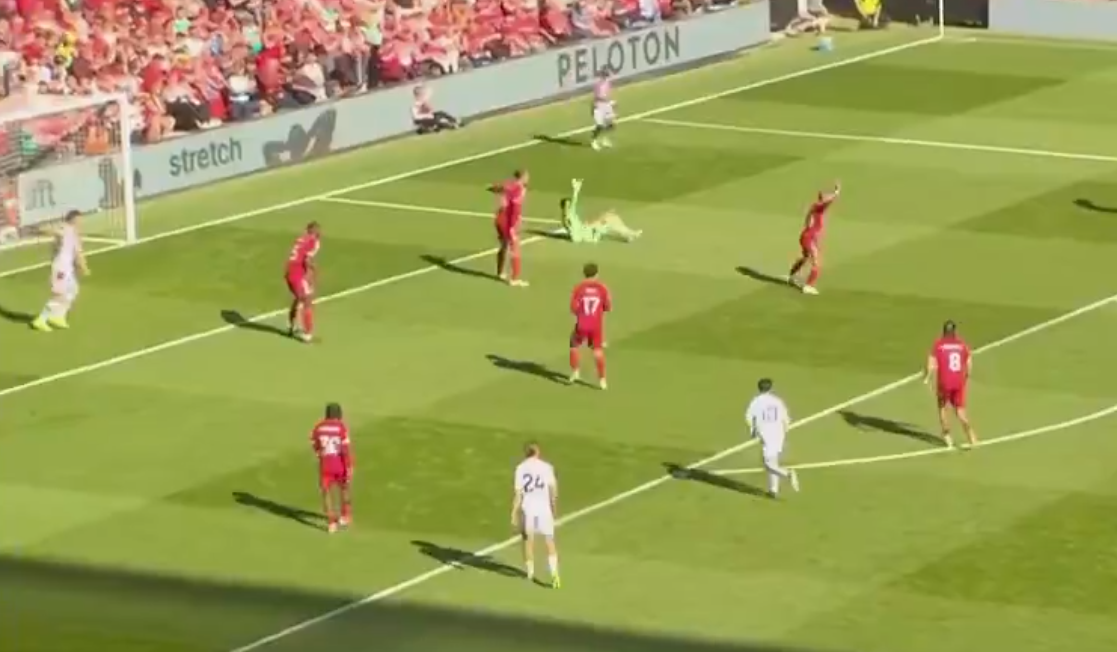 Ο γκολκίπερ της Λίβερπουλ τραυματίστηκε, η Πάλας συνέχισε το παιχνίδι και σκόραρε σε άδεια εστία (video)