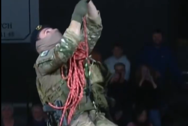 Καταδρομική... επίθεση σε γήπεδο της Γαλλίας - Κομάντο κατέβηκε από την οροφή πριν το τζάμπολ (video)