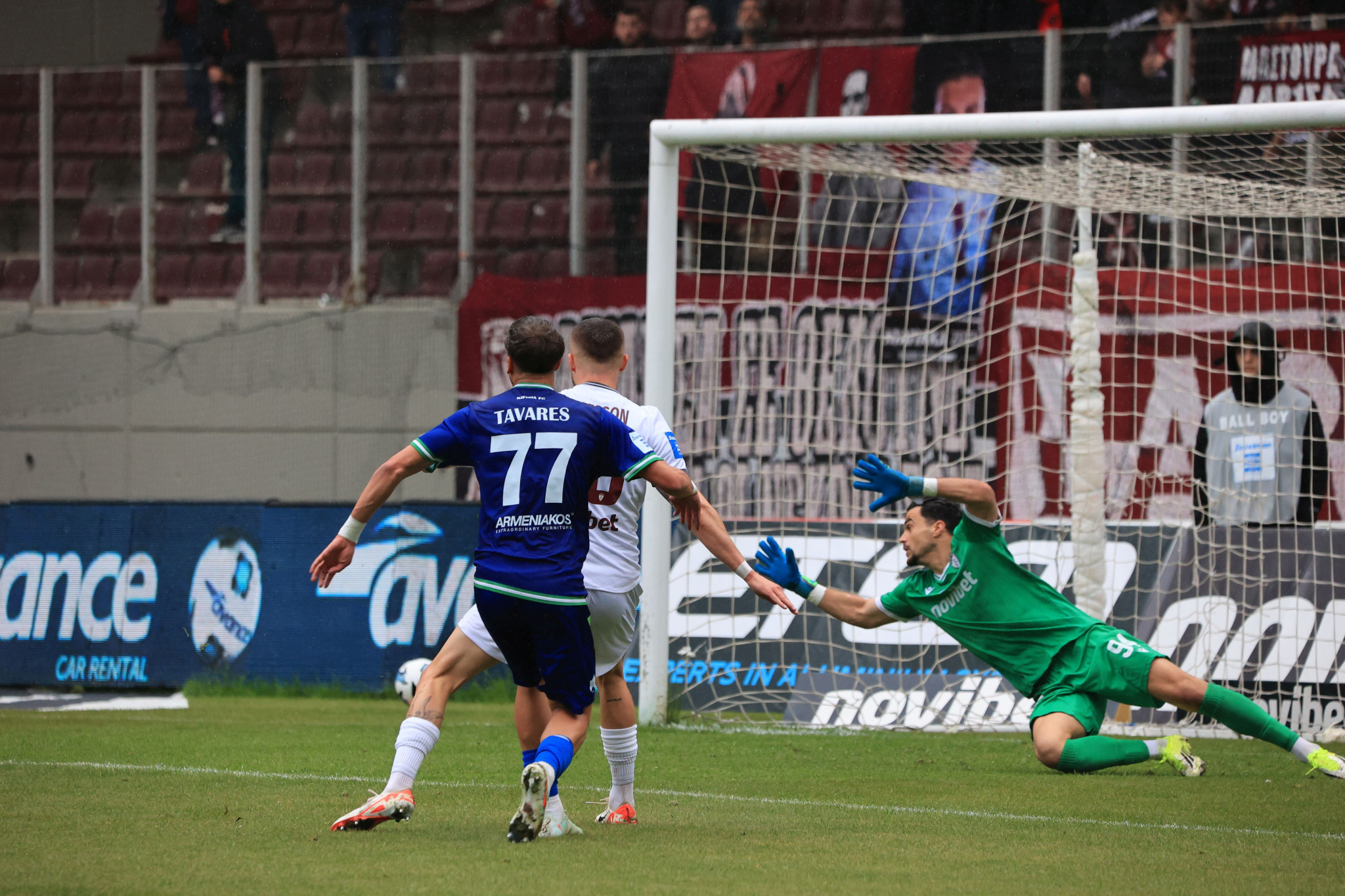 Αντέδρασε στην αλλαγή του ο Ταβάρες, έξαλλος ο Λέτο (video)