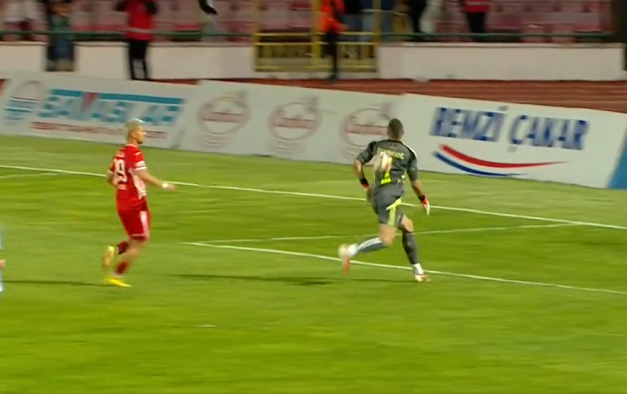 Τερματοφύλακας στην Τουρκία έβγαλε ασίστ σε αντίπαλο με... την πλάτη (video)