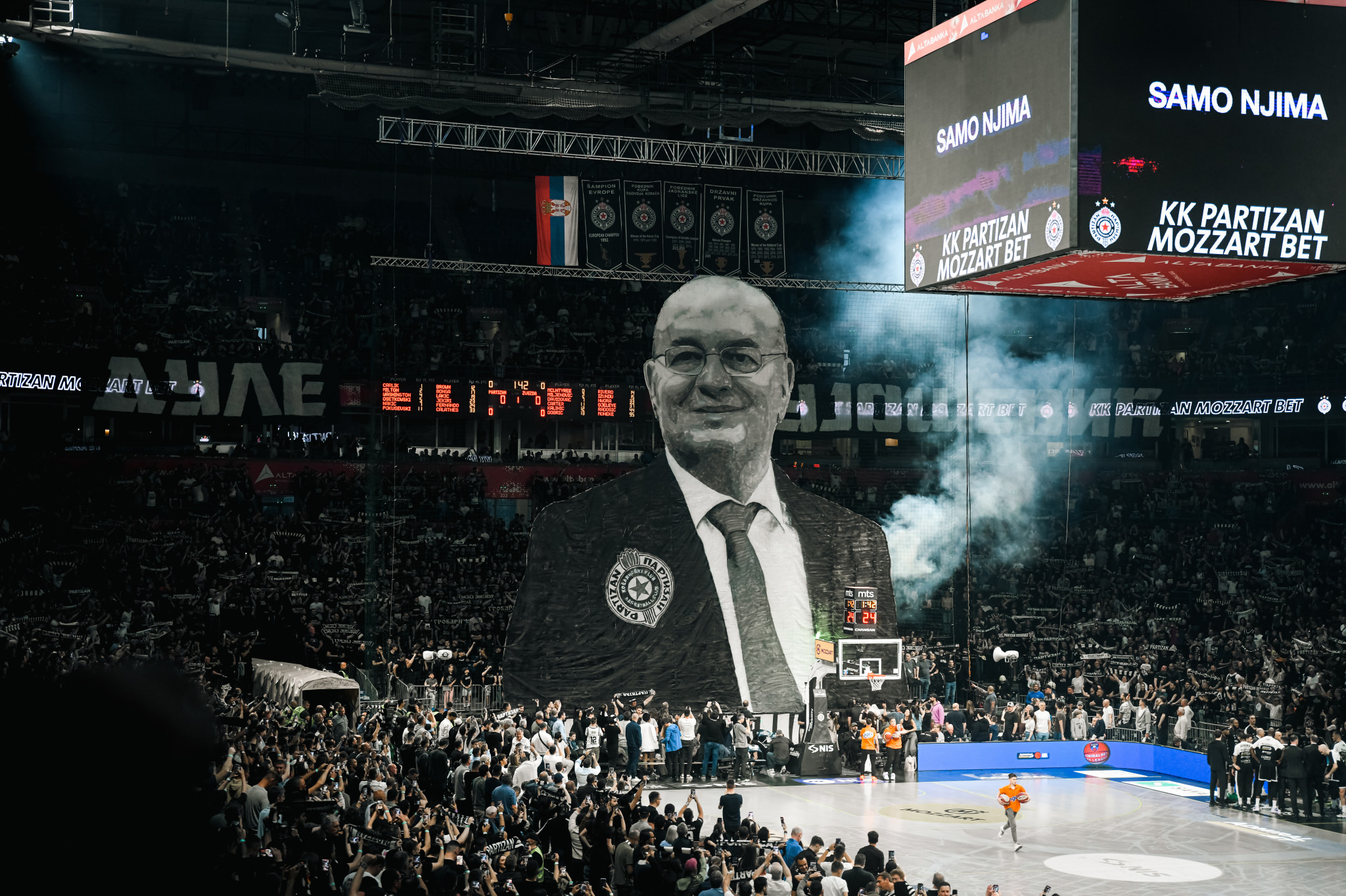 Συγκλονιστικό κορεό στη μνήμη του Ντούσκο Βουγιόσεβιτς πριν το Παρτίζαν - Ερυθρός Αστέρας (video)