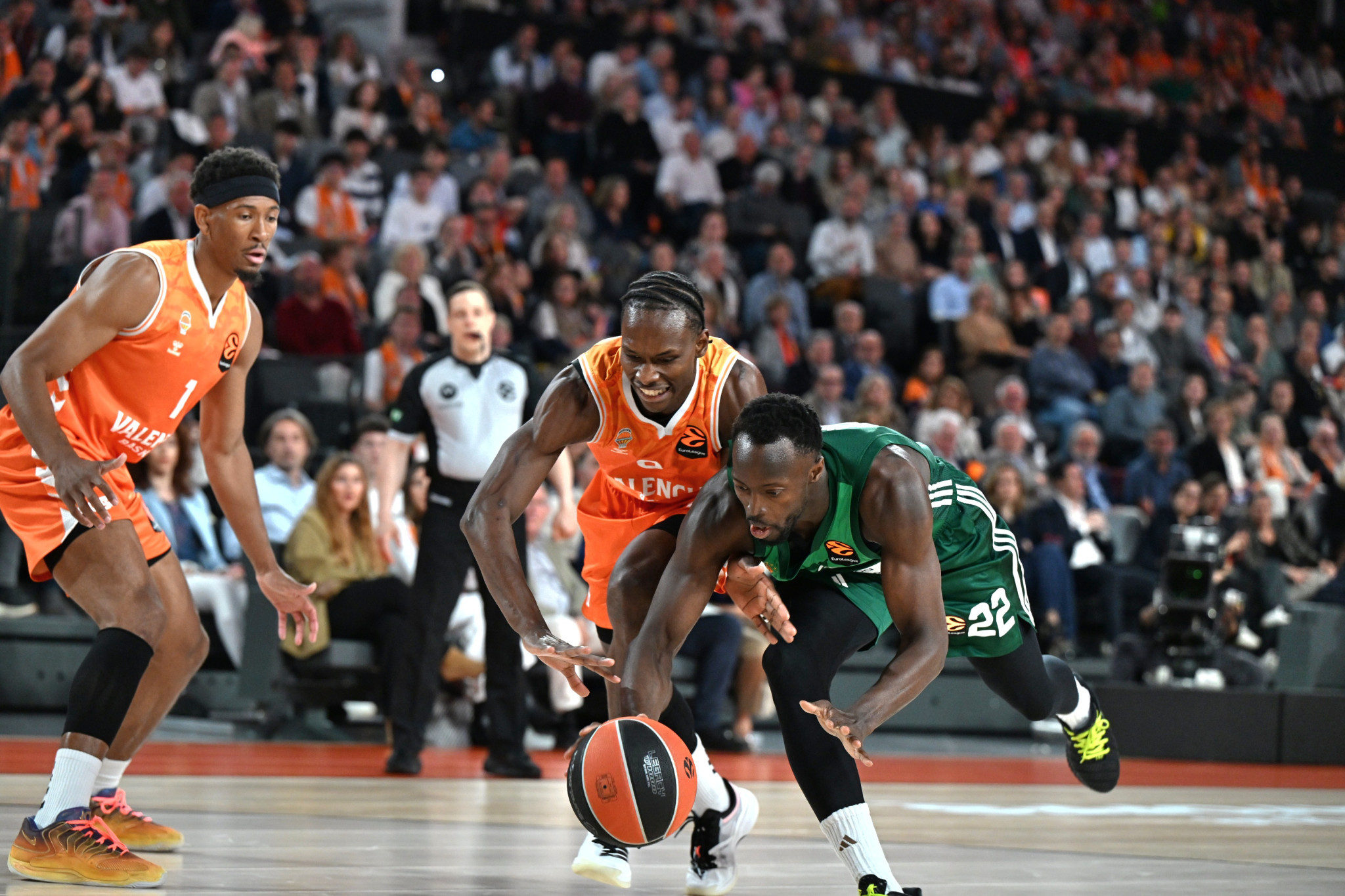 Οι «δαγκάνες» του Παναθηναϊκού ανάγκασαν τη Βαλένθια να τα... σπάσει επί 20' στην Roig Arena