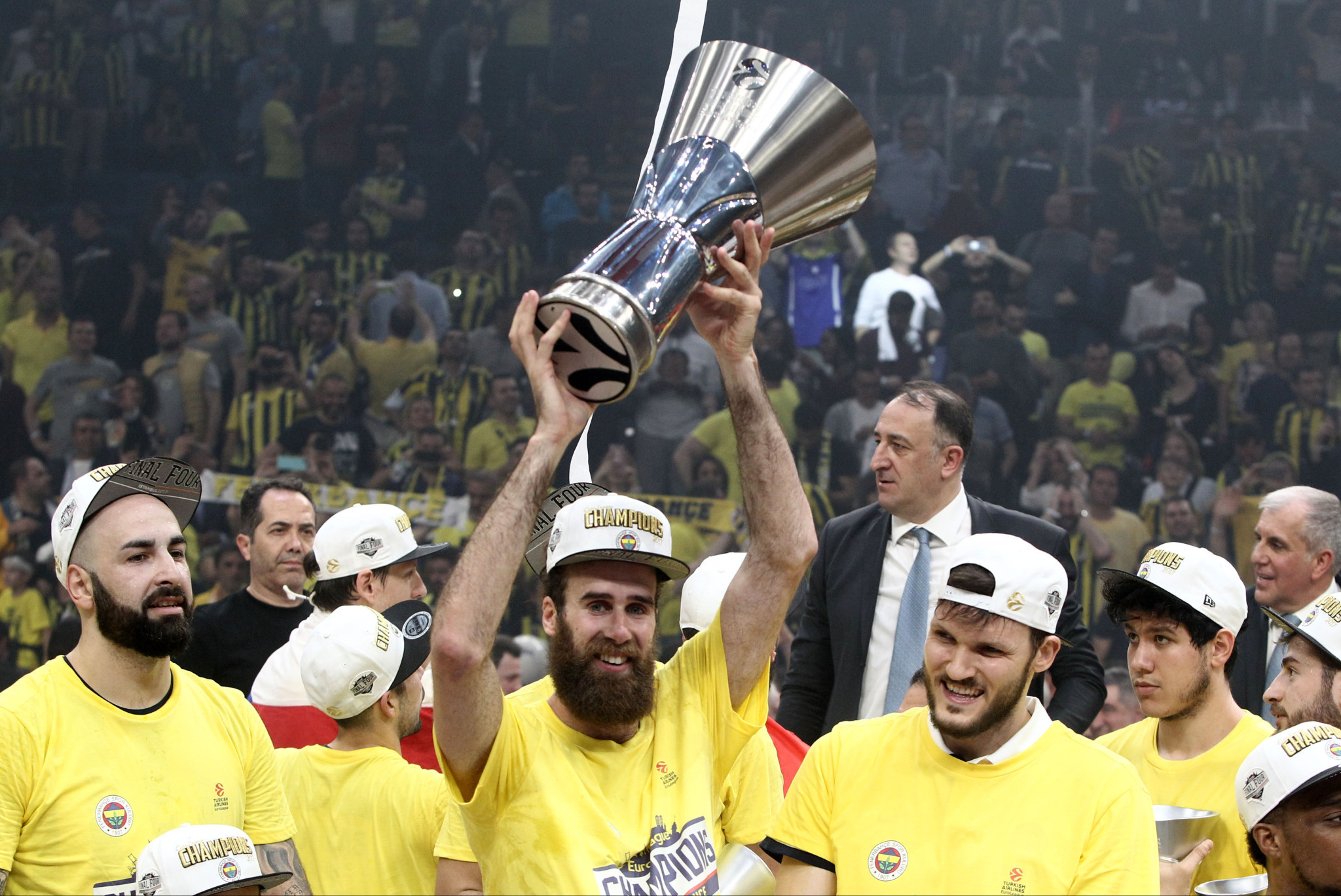 Ο θρυλικός Τζίζι Ντατόμε στην Ulker Sports Arena για το Φενέρ - Ζάλγκιρις (video)