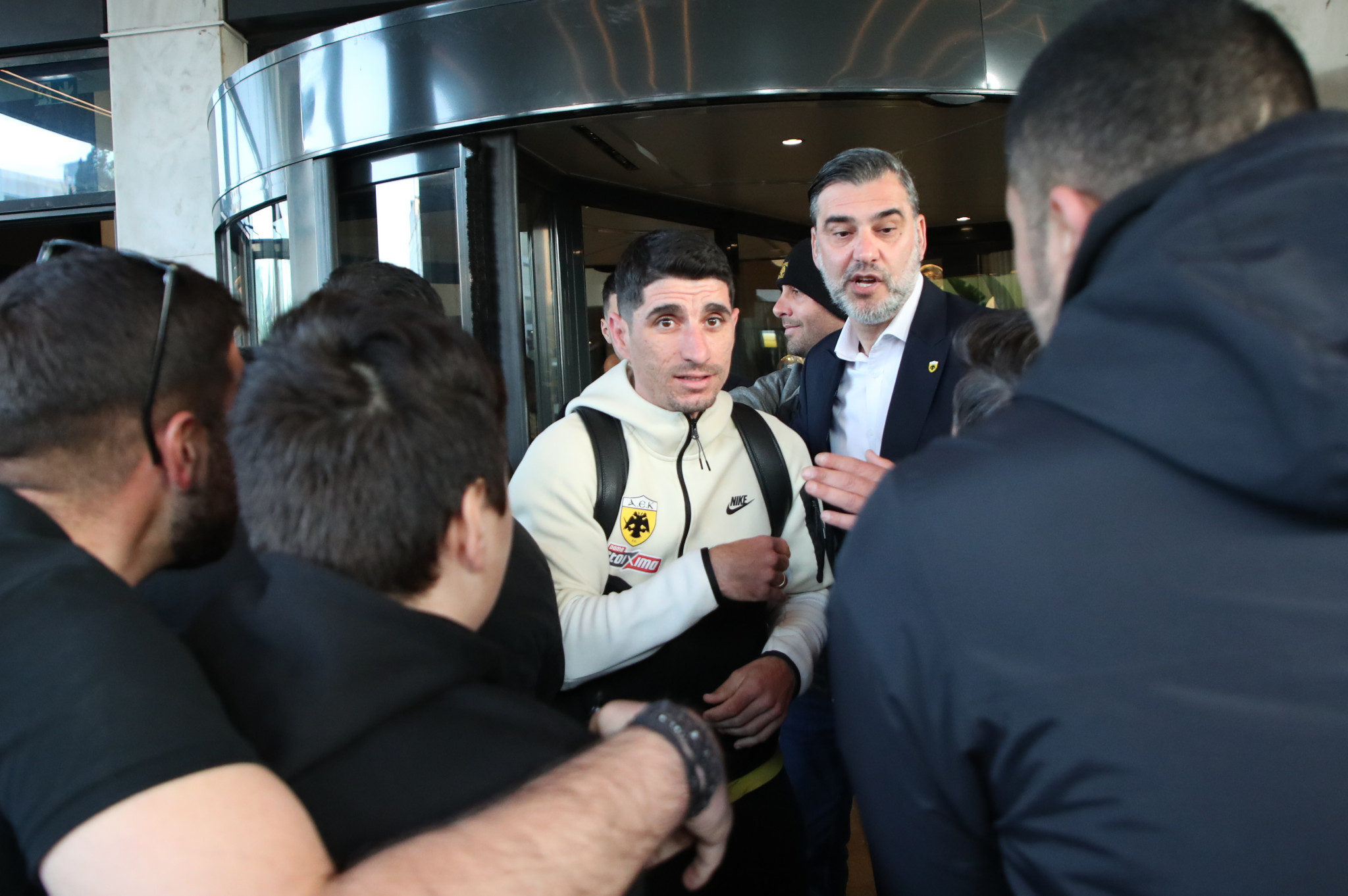 «Νάτοι νάτοι οι πρωταθλητές» - Οπαδοί της ΑΕΚ αποθέωσαν την αποστολή στο ξενοδοχείο